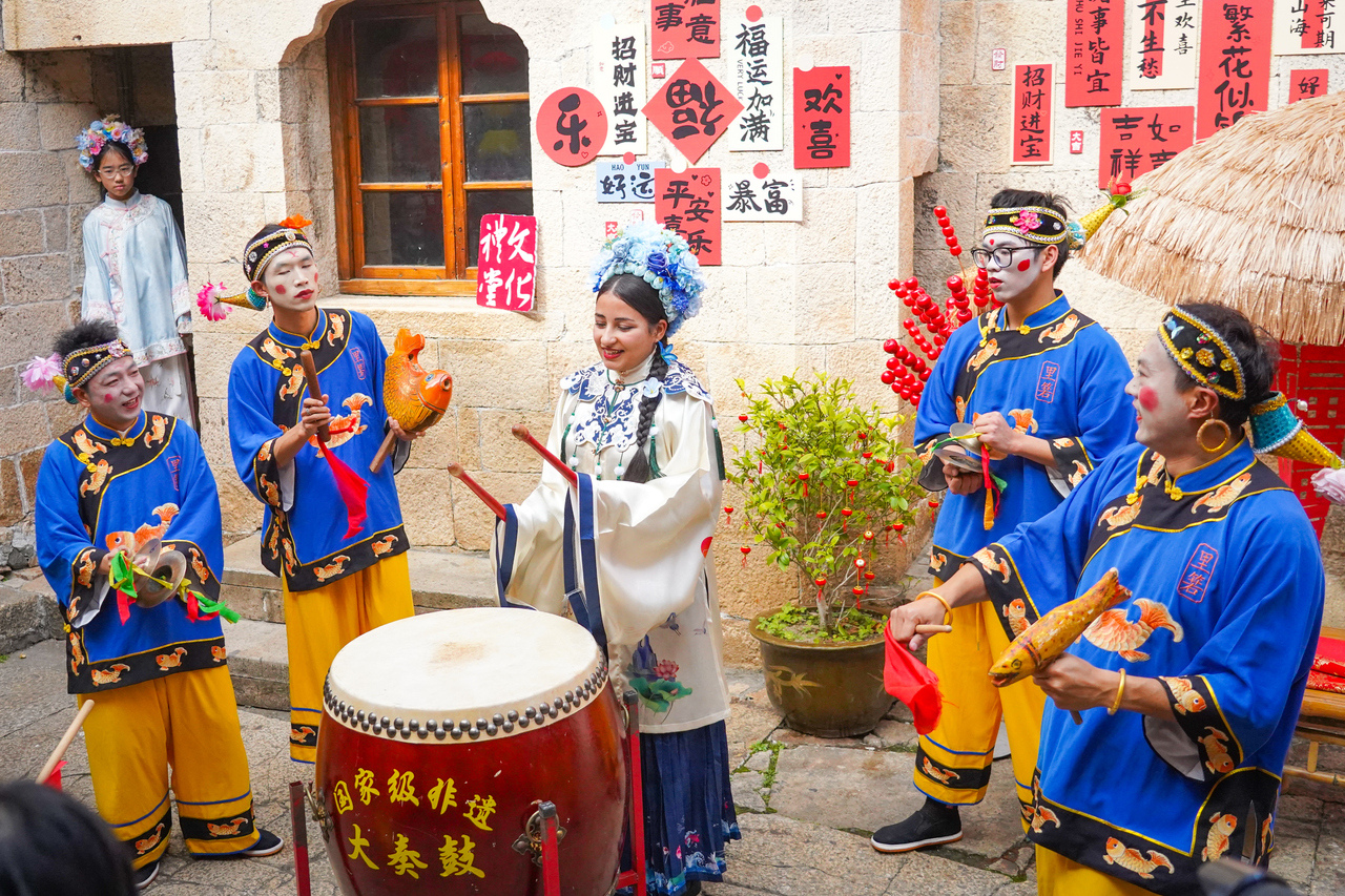 温岭：簪花映石厝 外国友人乐享民俗年味