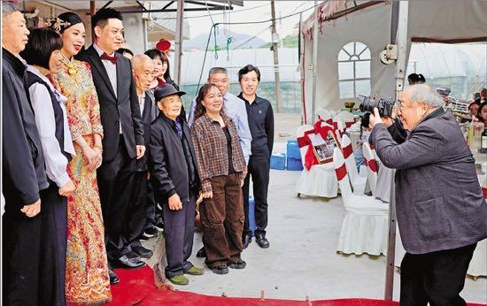 97岁的浙江日报老记者徐永辉再次为叶家按下快门