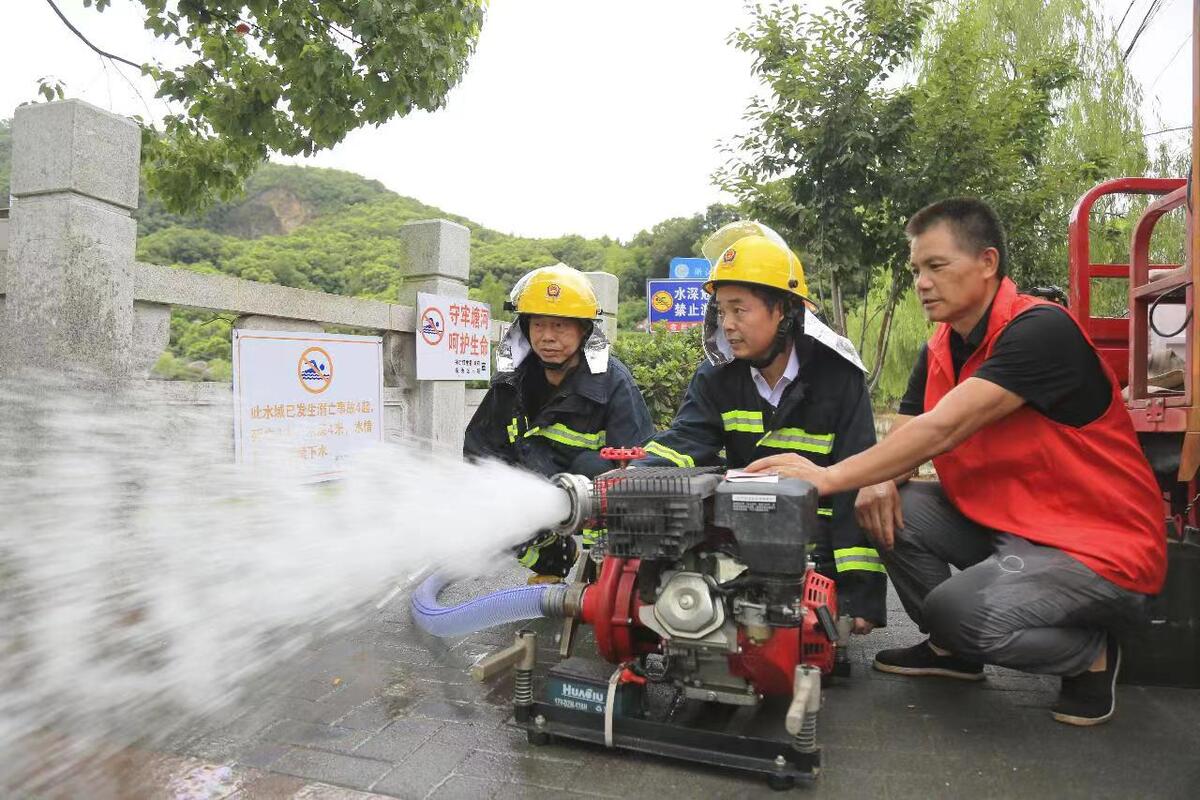 路桥党员先锋应急救援队开展应急演练提高处置险情能力