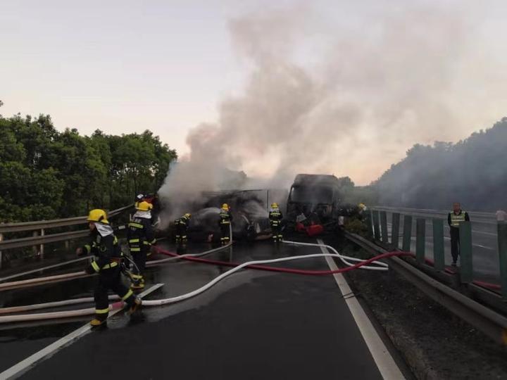 今晨沈海高速两车追尾引起熊熊大火 大面积封道分流近4小时 台州频道 1713