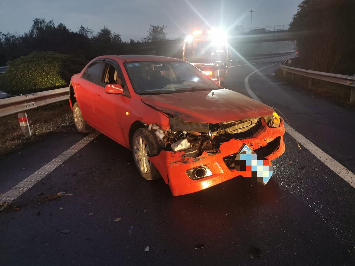小车失控撞护栏 高速交警“秒”现身-台州频道